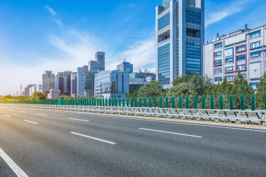 boş asfalt yol ile modern şehir