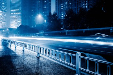 Hong Kong şehir merkezinde trafik lambası yollar