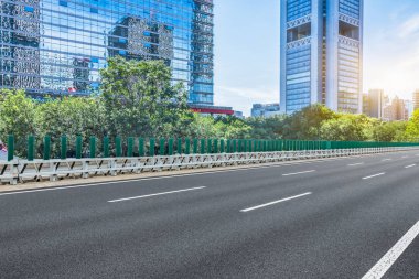 boş asfalt yol ile modern şehir