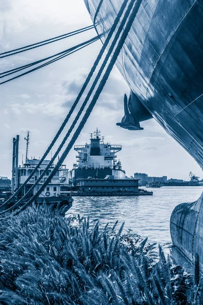 Φορτηγό πλοίο κοντέινερ στο λιμάνι — Φωτογραφία Αρχείου