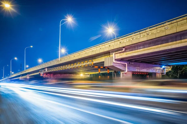 Bulanık trafik lambası izleri gece yolda — Stok fotoğraf