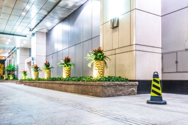 Modern ofis binası ile yeşil bahçe dekorasyon açık