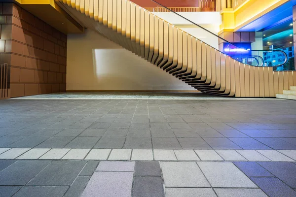 Boční pohled na moderní eskalátoru a prázdnou dlážděnou podlahou — Stock fotografie