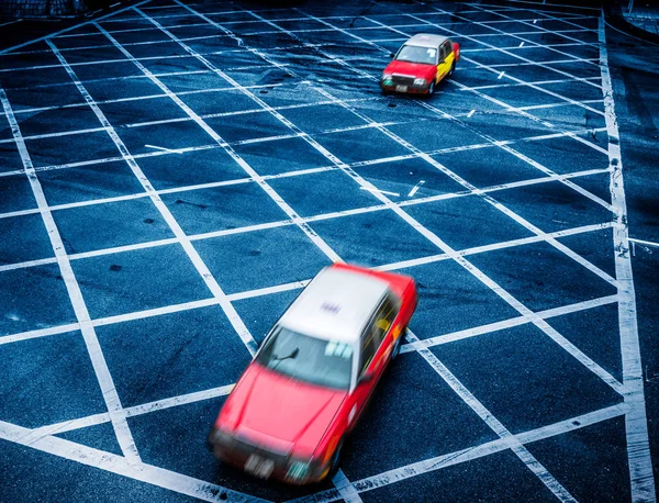 Auta jedoucí přes žlutou žádné parkovací plochy na asfaltové ulici — Stock fotografie