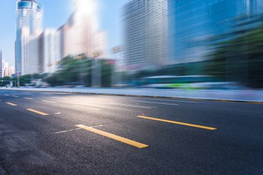 modern şehir aracılığıyla boş kentsel yol 