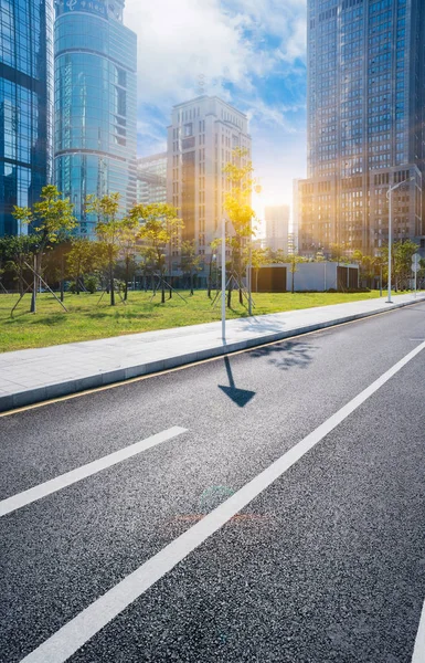 Empty urban road through modern city — Stock Photo, Image