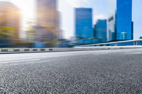 Lege stedelijke weg door moderne stad — Stockfoto