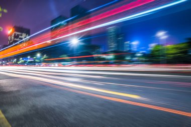 Shenzhen şehir merkezinde trafik lambası yollar