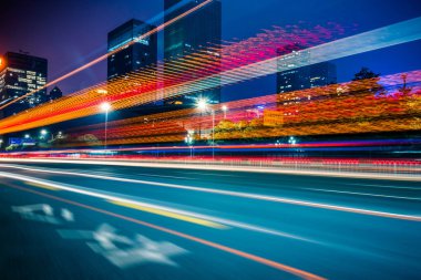 Shenzhen şehir merkezinde trafik lambası yollar