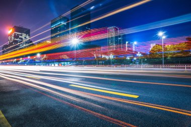 Shenzhen şehir merkezinde trafik lambası yollar