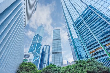 Hong Kong 'daki gökdelenlerin düşük açılı görüntüsü 