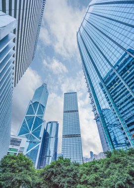 Hong Kong 'daki gökdelenlerin düşük açılı görüntüsü 