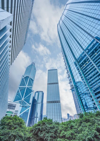 Hong Kong 'daki gökdelenlerin düşük açılı görüntüsü 