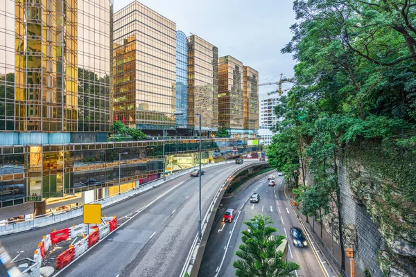 Hong Kong vista de la calle con paisaje urbano en el fondo —  Fotos de Stock