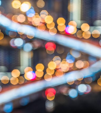 Bulanık trafik lambası izleri gece yolda 