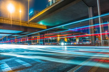 Bulanık trafik lambası izleri gece yolda 
