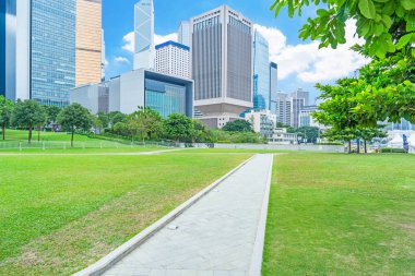 Hong Kong yeşil park ile modern ofis bloğu alanı