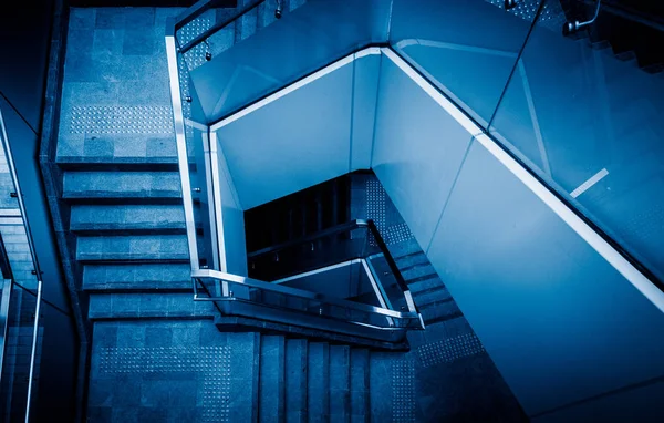 近代的なオフィスビルの梯子をインテリア ビュー — ストック写真