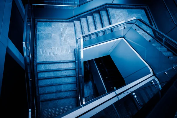 Vista interior con escaleras del moderno edificio de oficinas —  Fotos de Stock