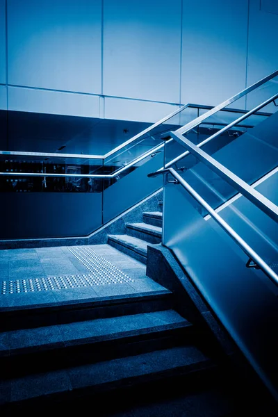 Vista interior con escaleras del moderno edificio de oficinas —  Fotos de Stock