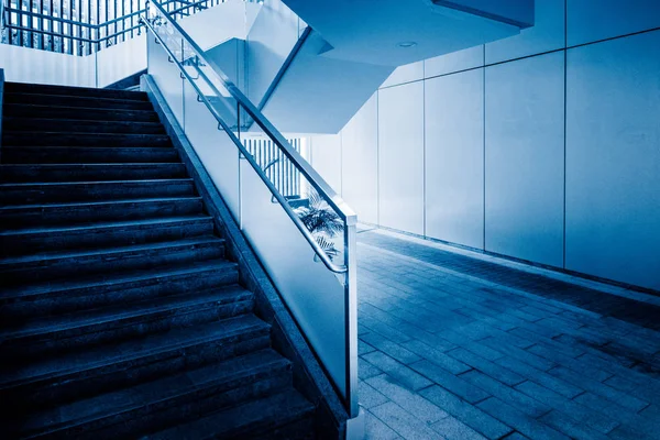 Vista interior con escaleras del moderno edificio de oficinas —  Fotos de Stock