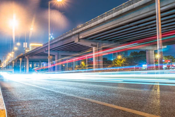 夜间道路上的交通灯小径模糊不清 — 图库照片