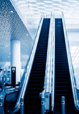 Yürüyen bir metro istasyonunda görünümünü 