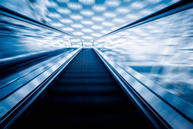 Yürüyen bir metro istasyonunda görünümünü 