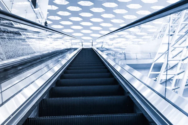 Vista da escada rolante em uma estação de metrô — Fotografia de Stock