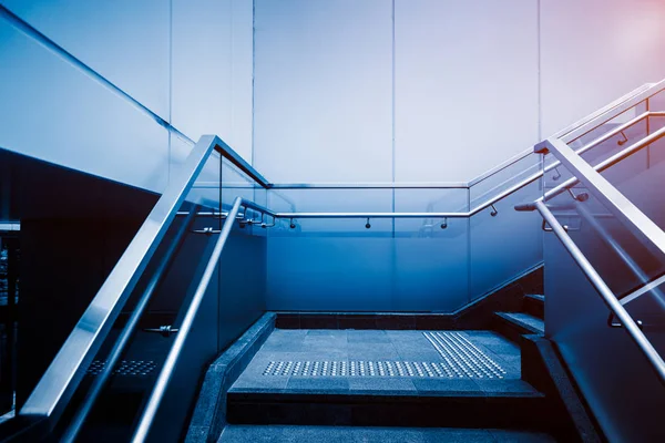 Escalera que conduce hacia edificios modernos — Foto de Stock