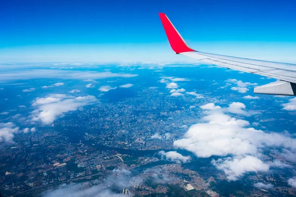 Vue de la fenêtre de l'avion avec skyline — Photo