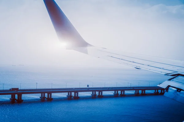 Widok z powietrza skrzydła samolotu podczas take off lub lądowania — Zdjęcie stockowe