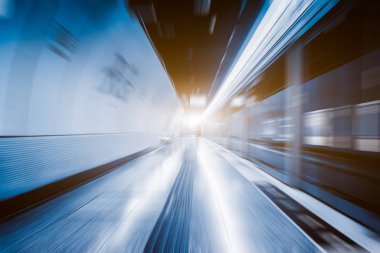 Şangay'daki boş demiryolu platformu