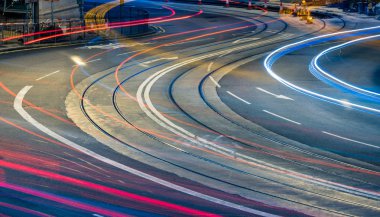 Shenzhen şehir merkezinde trafik lambası yollar
