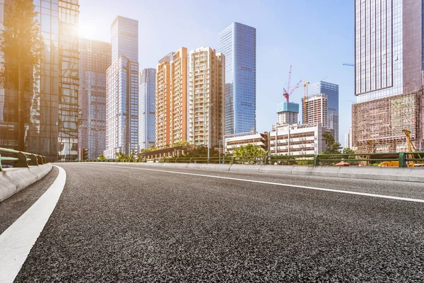 近代的な都市を通して空の都市計画道路 — ストック写真