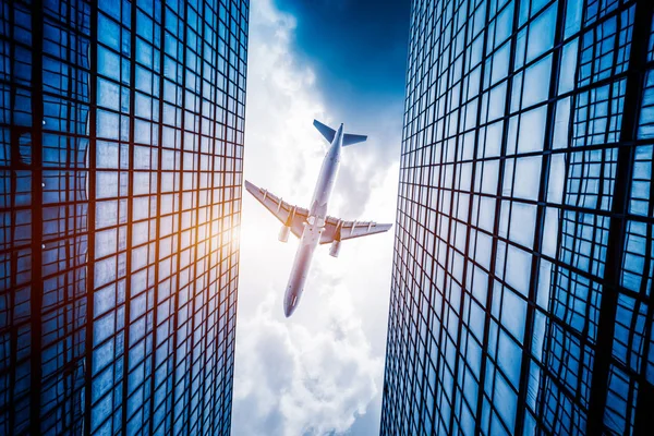 Directamente debajo de la toma de avión en medio de los edificios — Foto de Stock