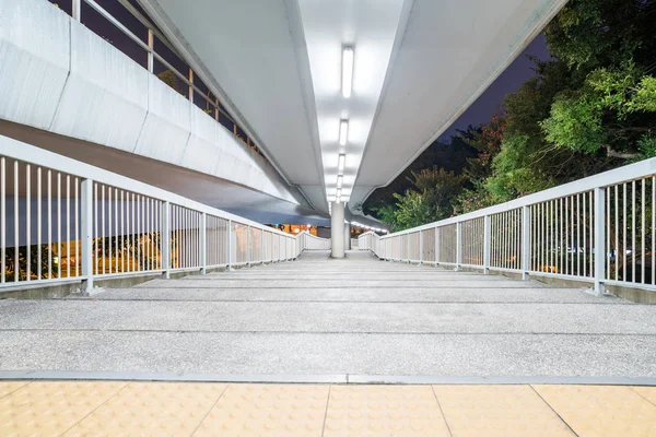 Weergave voor footbridge nachts — Stockfoto