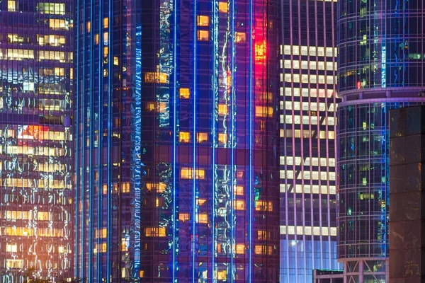Fachada de rascacielos modernos iluminados por la noche — Foto de Stock