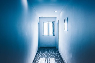 Modern binanın boş koridoru