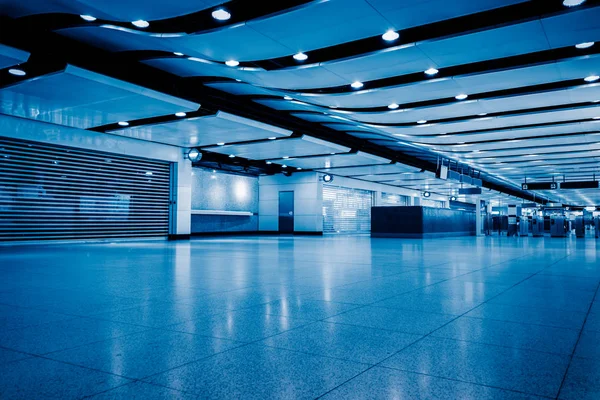 Corridoio vuoto dell'aeroporto moderno — Foto Stock