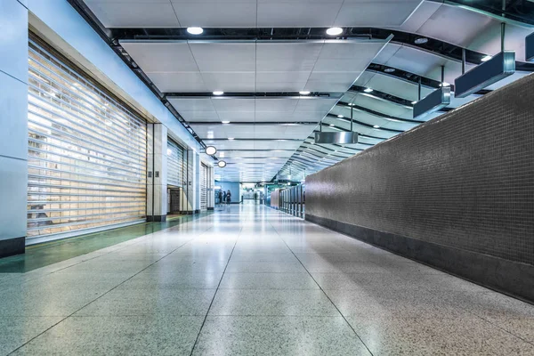 Tomma korridoren av modern flygplats — Stockfoto