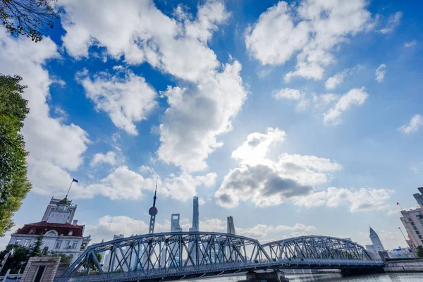 上海の青い空と街並み — ストック写真