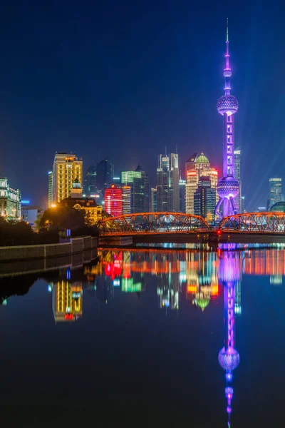 Шанхай міський пейзаж з Waibaidu міст уночі — стокове фото
