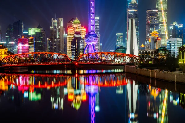 Paisaje urbano de Shanghái con puente Waibaidu por la noche — Foto de Stock