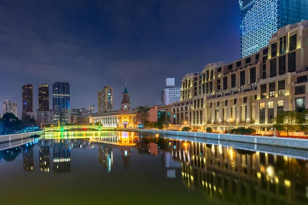 River And Modern Buildings Against Sky at night — Stock Photo, Image