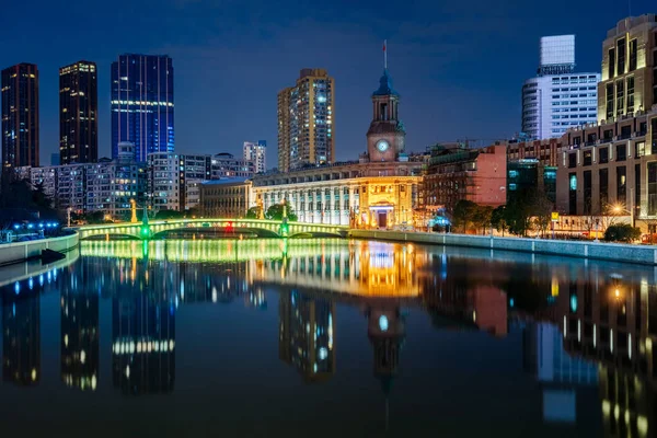 River And Modern Buildings Against Sky at night — Stock Photo, Image