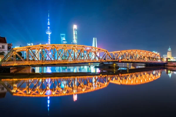 El puente de Waibaidu en la noche en Shanghai — Foto de Stock