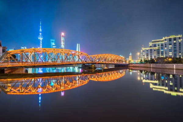 El puente de Waibaidu en la noche en Shanghai — Foto de Stock