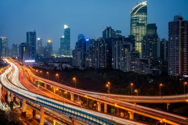 cityscape alacakaranlıkta City ile kentsel trafik