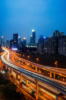 cityscape alacakaranlıkta City ile kentsel trafik